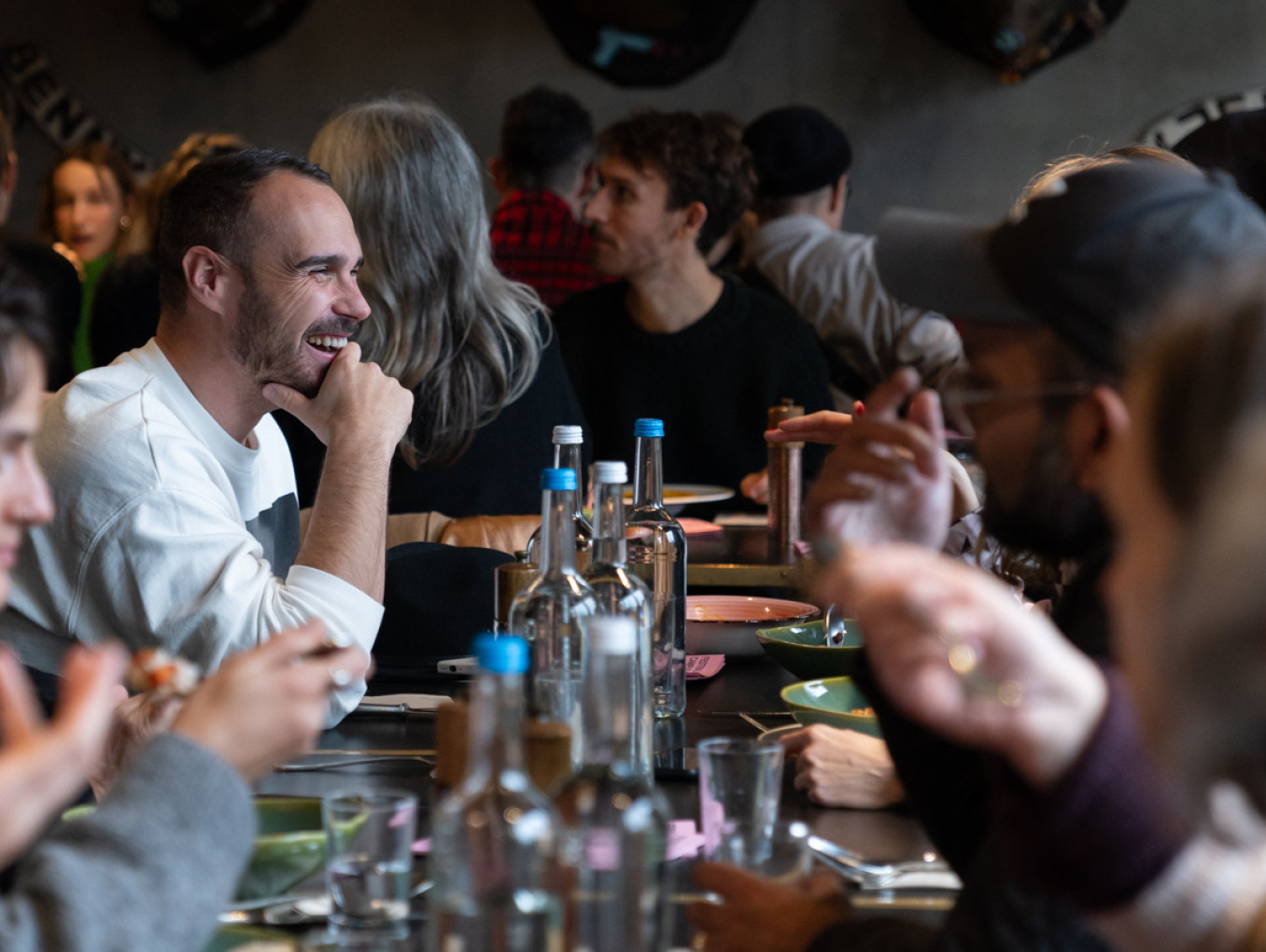 Menschen die am Tisch essen und sprechen