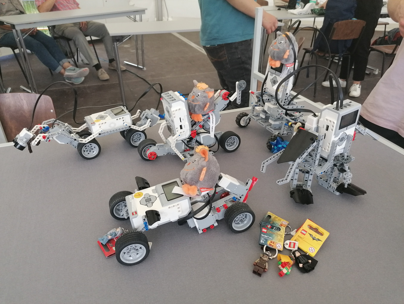 Mehrere kleine Roboter tanzen gemeinsam :-)