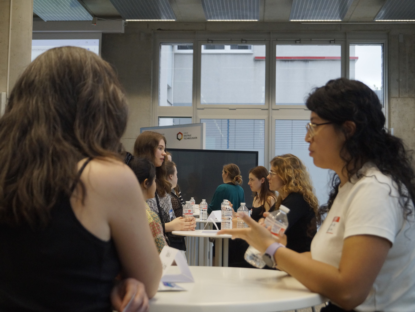 FLINTA* professionals exchanging ideas with FLINTA* students