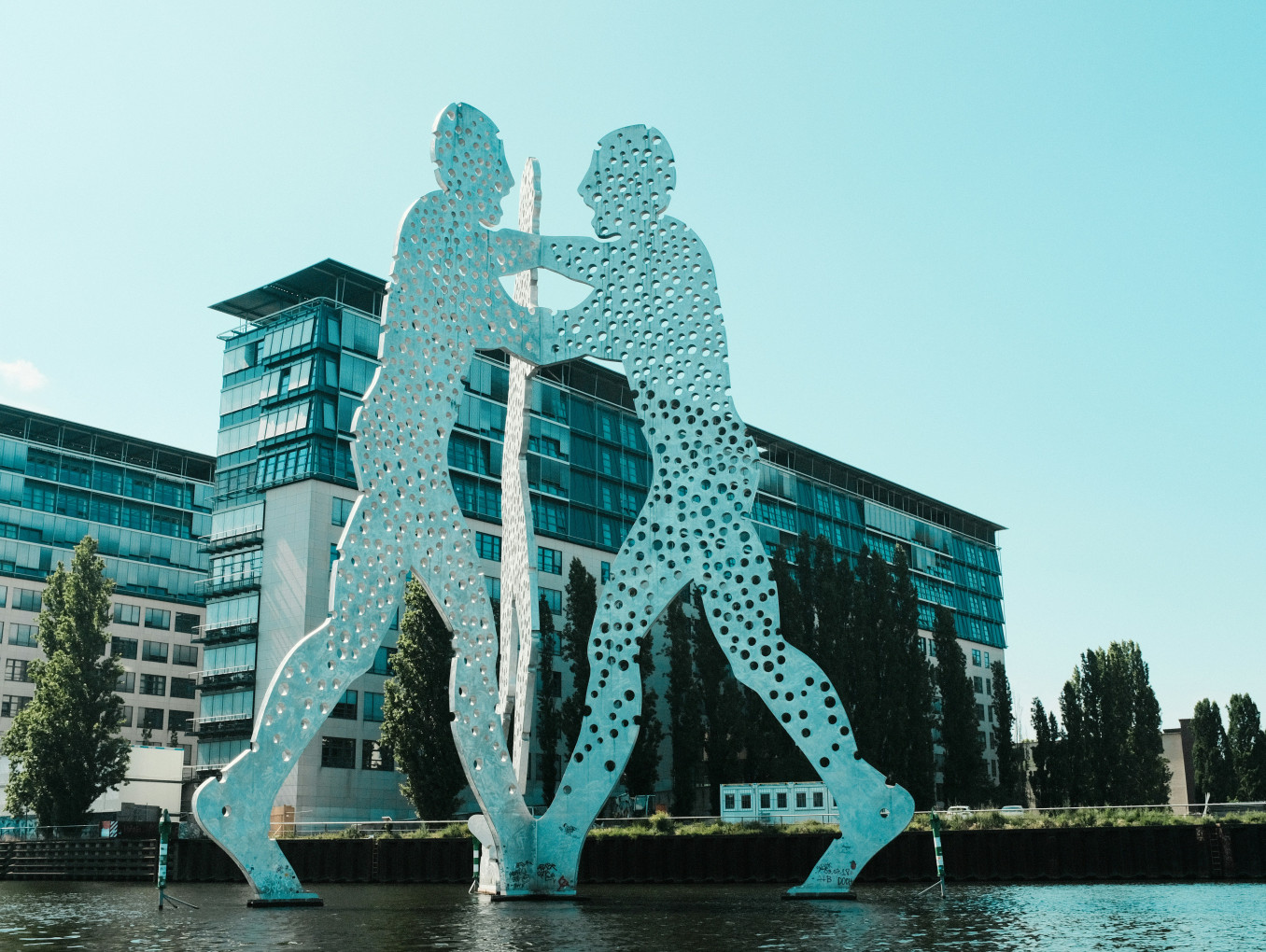 Molecule men statue in the Berlin Spree