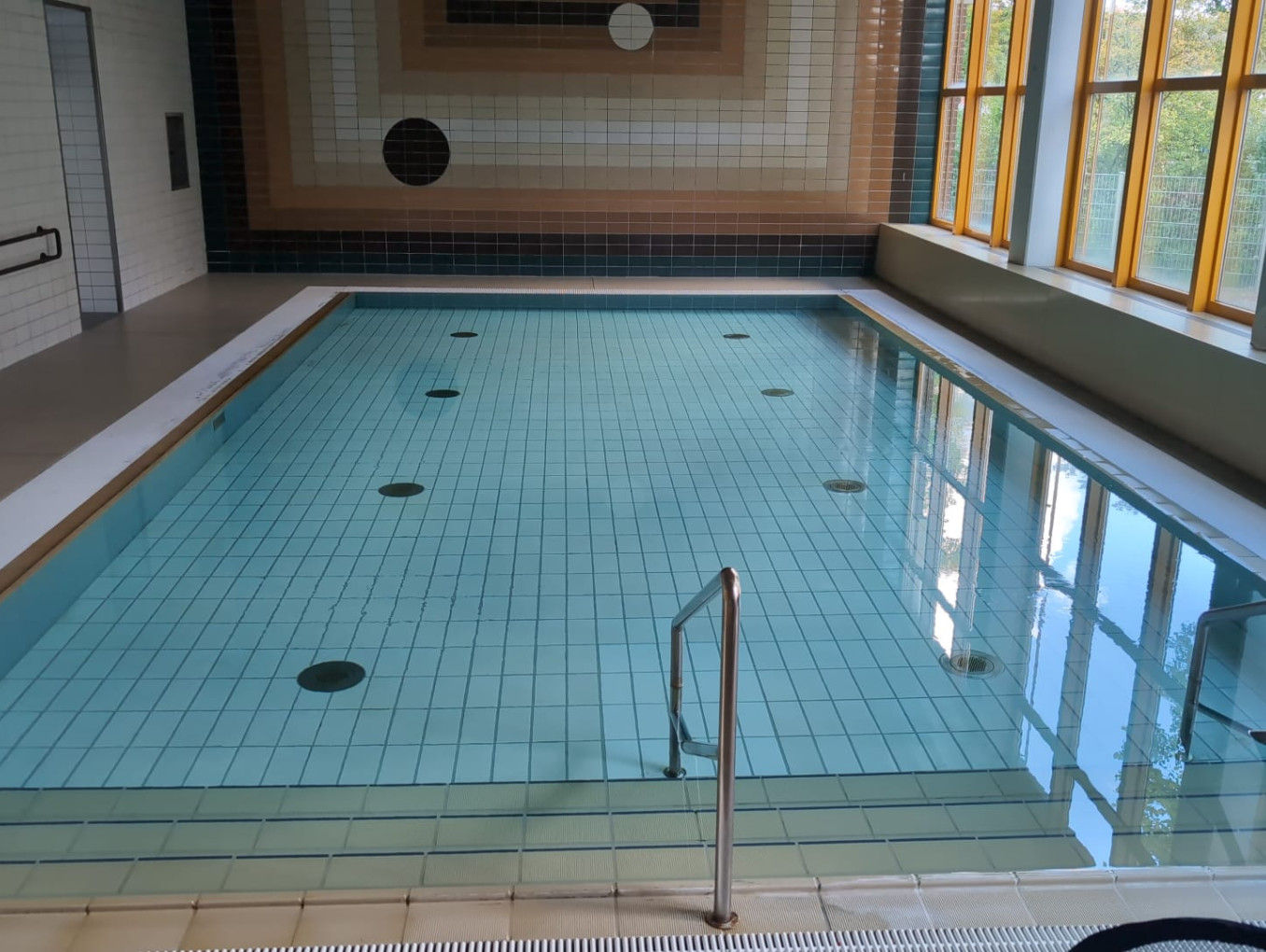 view of an indoor swimming pool
