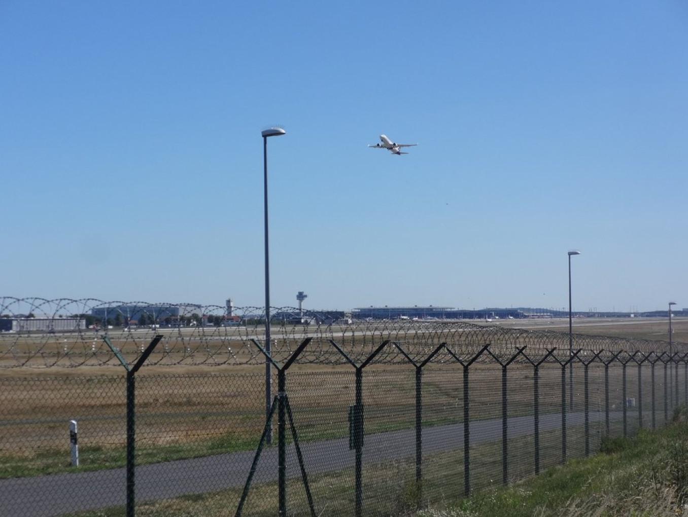 Start eines Flugzeugs vom BER. 
