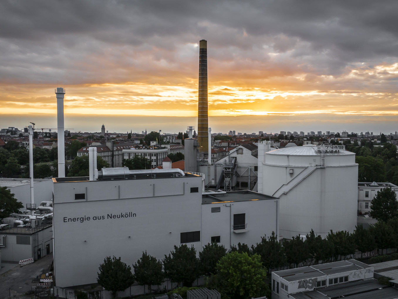 Das Fernheizwerk Neukölln aus der Vogelperspektive bei Sonnenuntergang