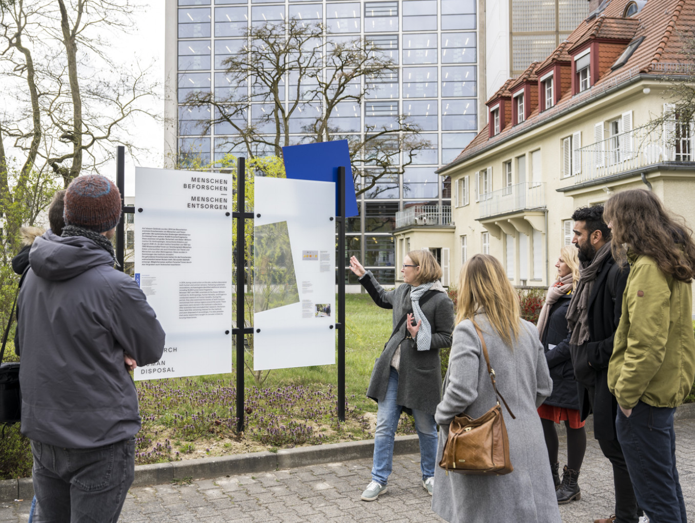 Führung einer Gruppe durch einen Guide im Außenbereich der Ausstellung