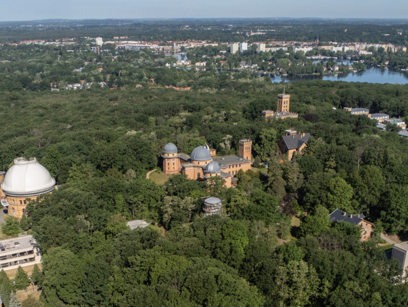 Sicht auf den Telegrafenberg in Potsdam aus einem Hubschrauber