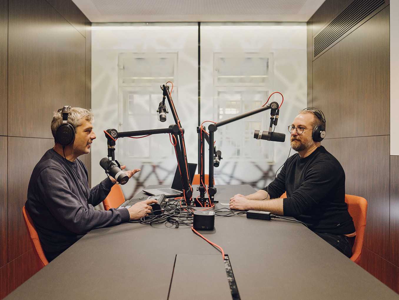 Zwei Personen führen ein Interview im Podcaststudio der Staatsbibliothek