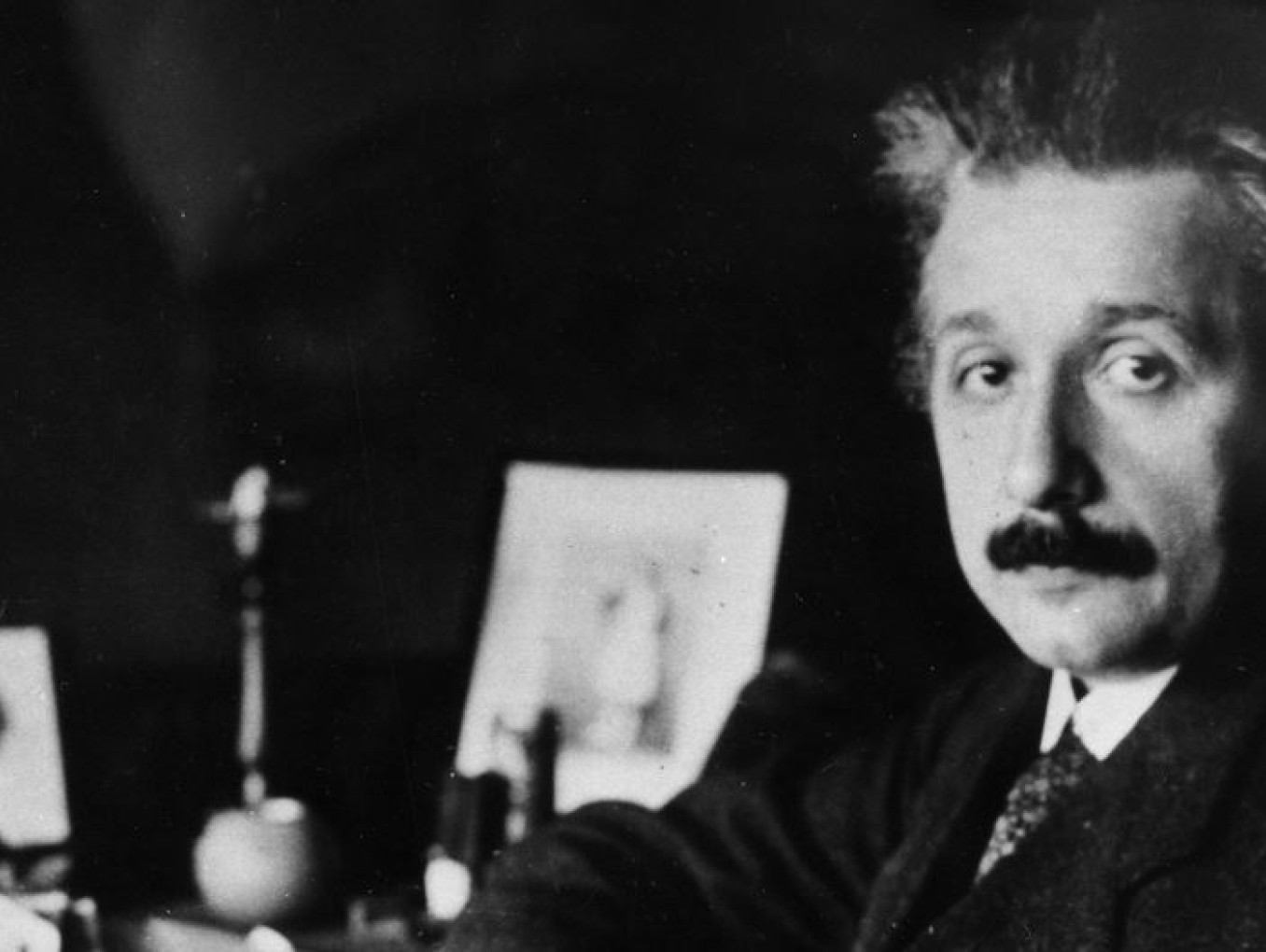 Einstein am Schreibtisch um 1920