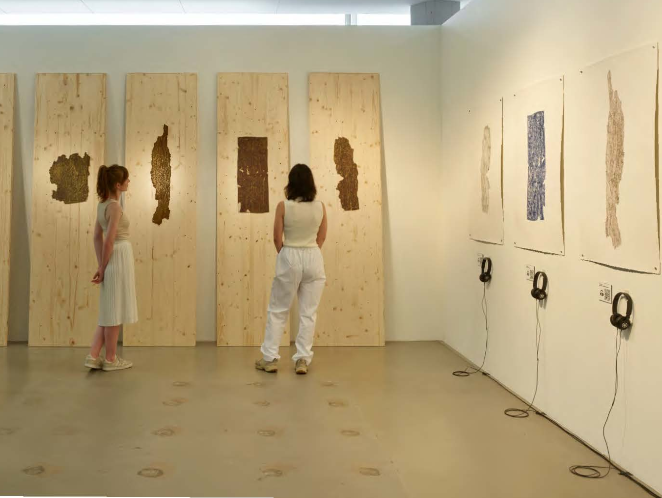 Menschen sehen eine Ausstellung an