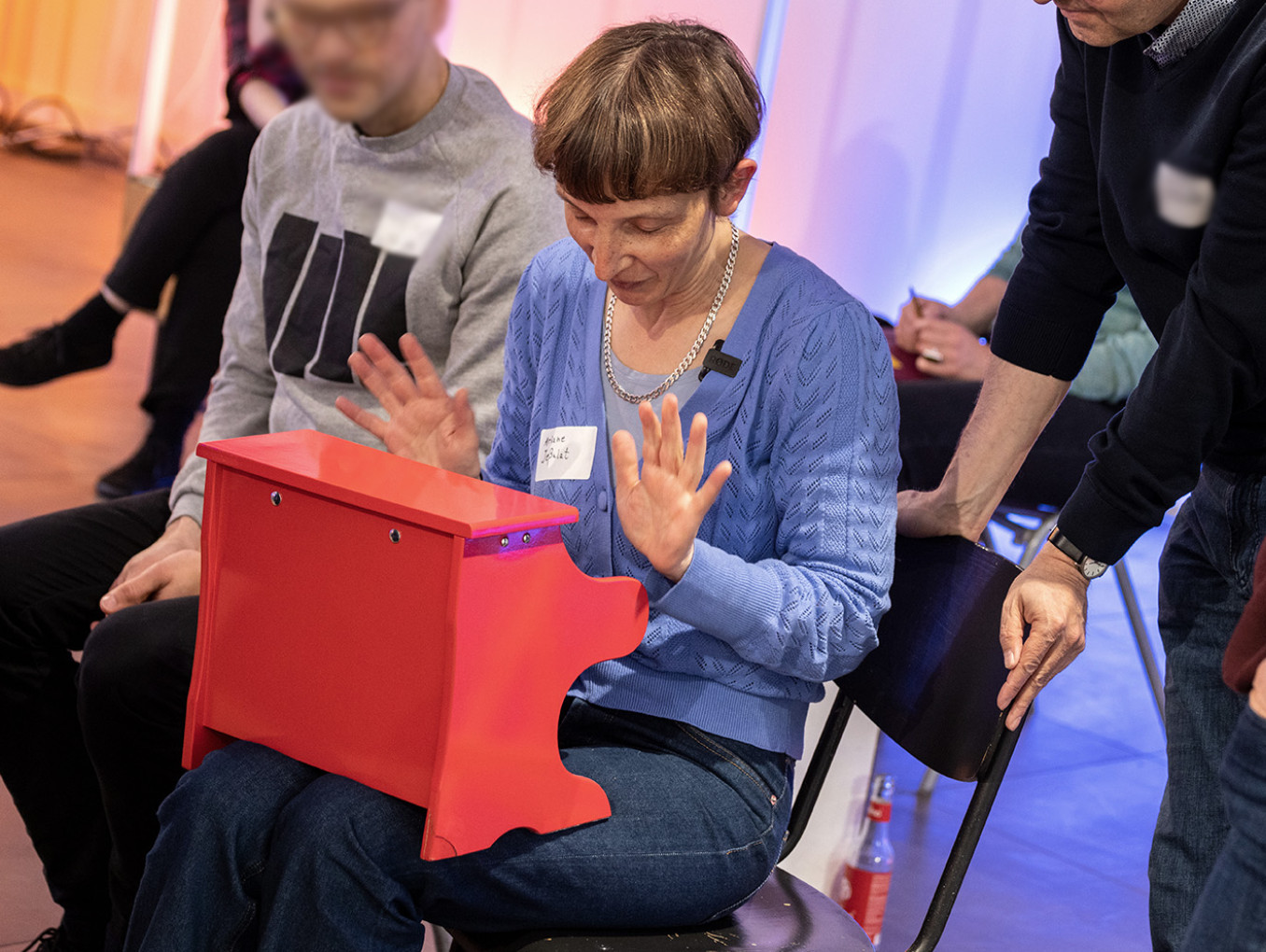 Weibliche Person spielt auf einem Mini-Klavier