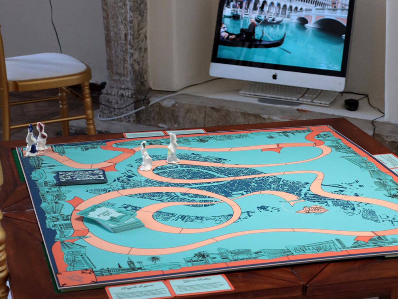 Tisch mit Spielbrett