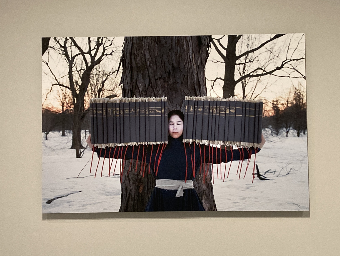 Kunstwerk von Meryl McMaster, Time’s Gravity, 2015
