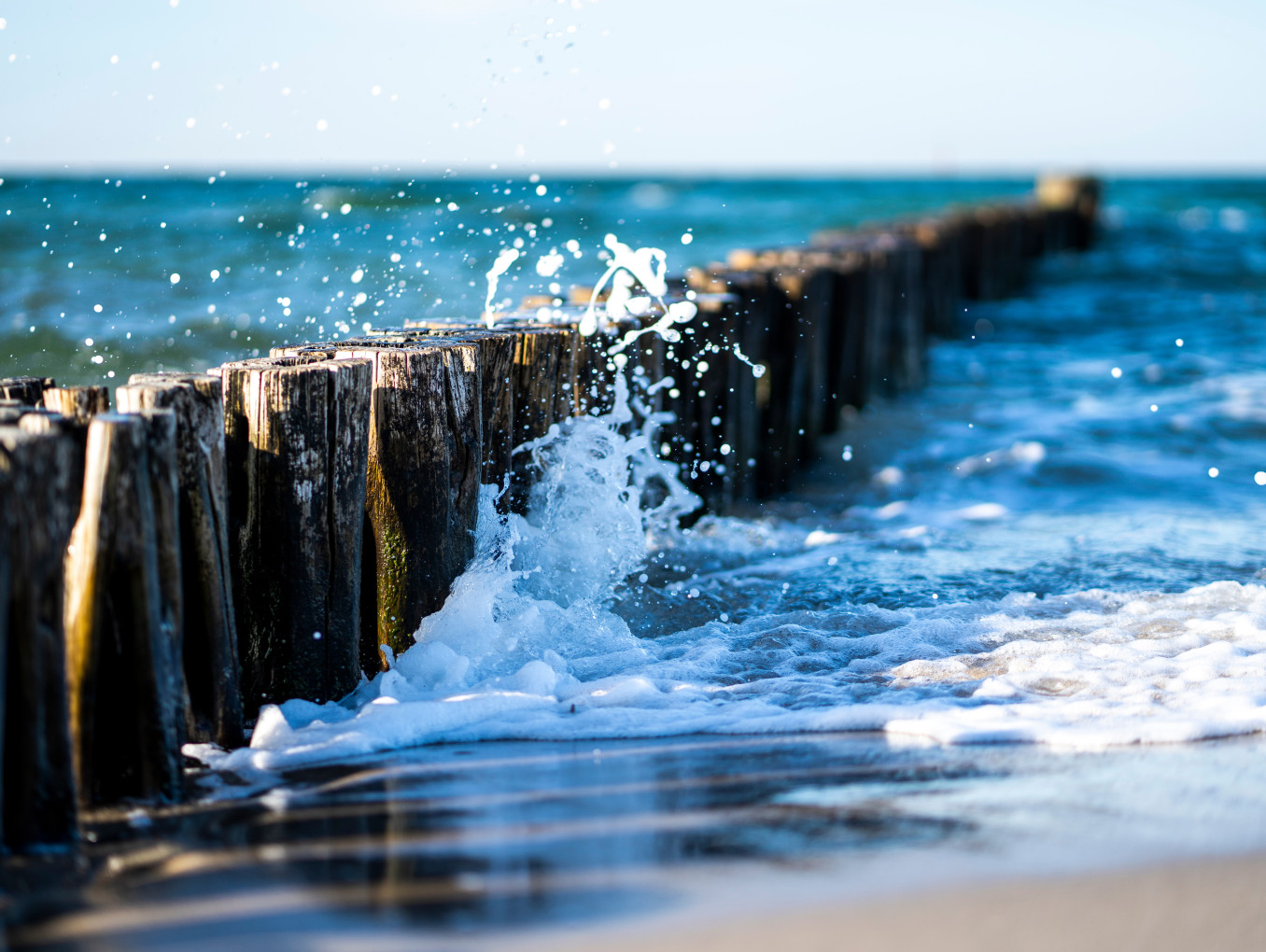 Wellenbrecher an der Ostsee