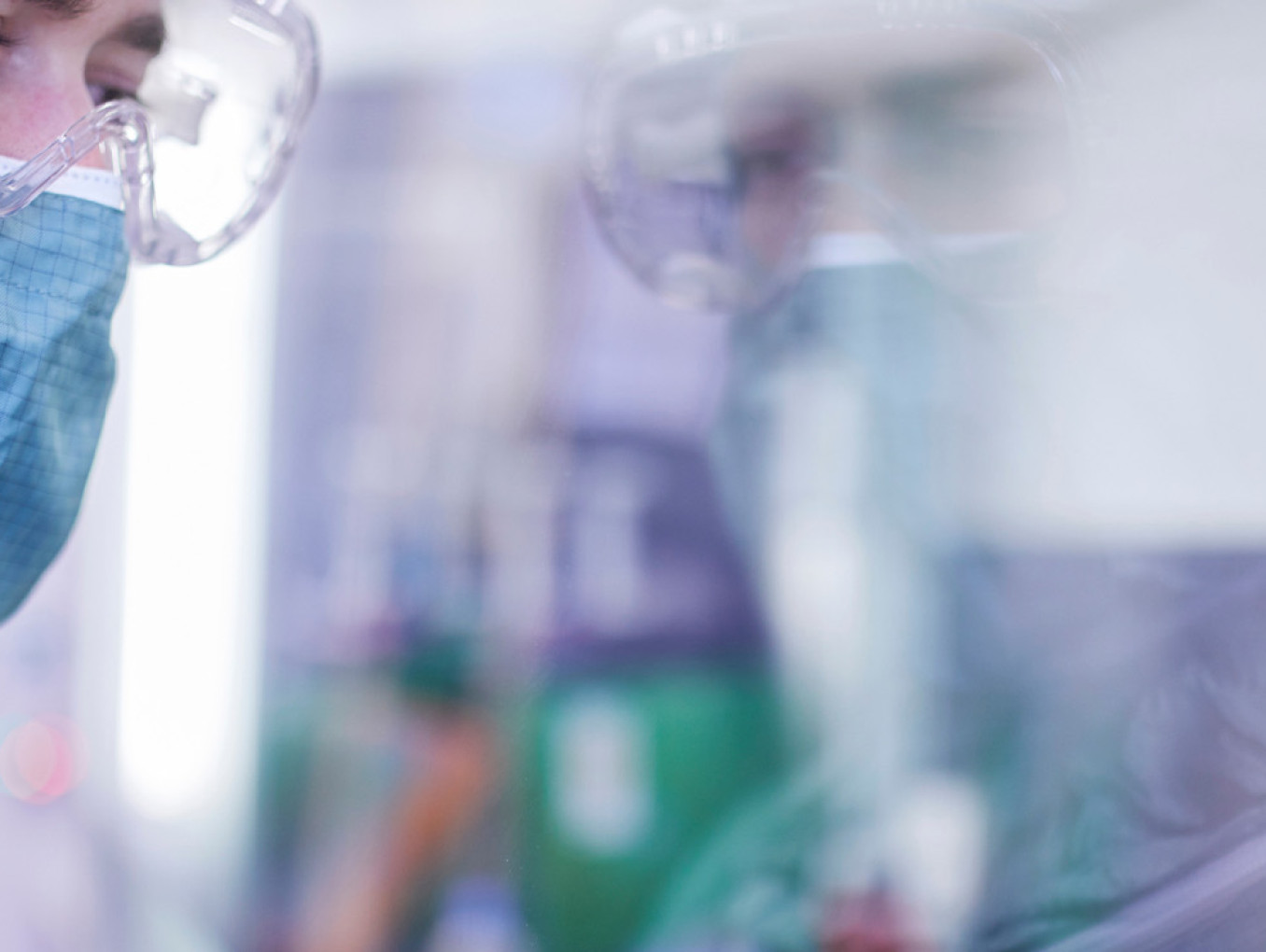 Zeigt Wissenschaftler im Labor bei der Arbeit mit Zelltherapien.