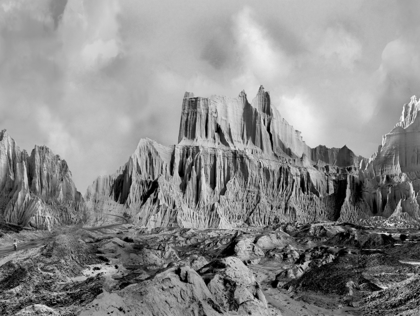 Landschaftsaufnahme in schwarz-weiß