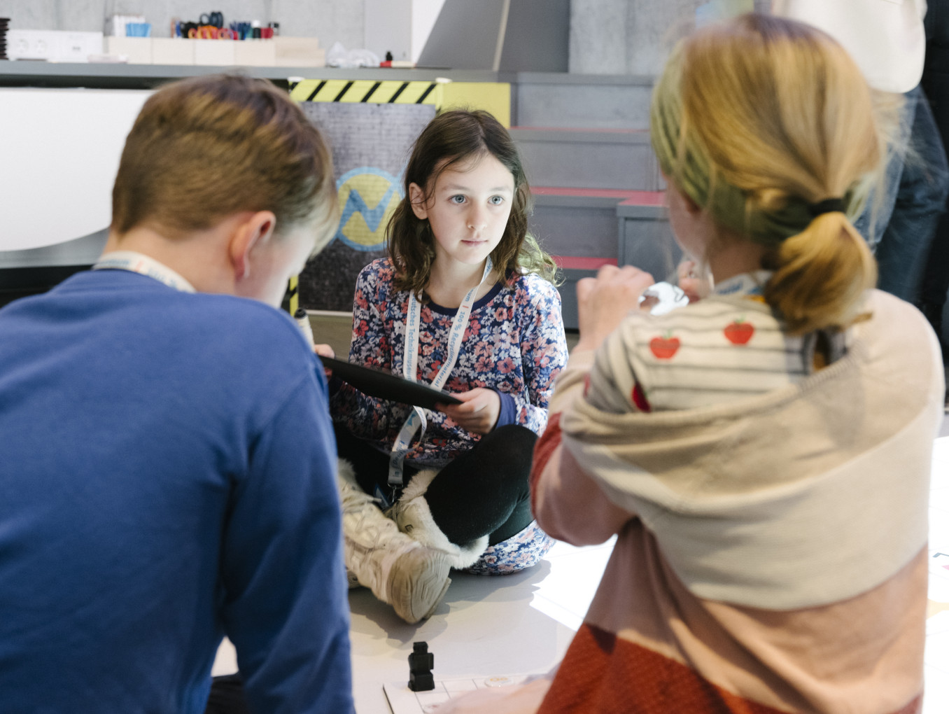 Drei Kinder in einer Workshopsituation im kids.digilab.berlin
