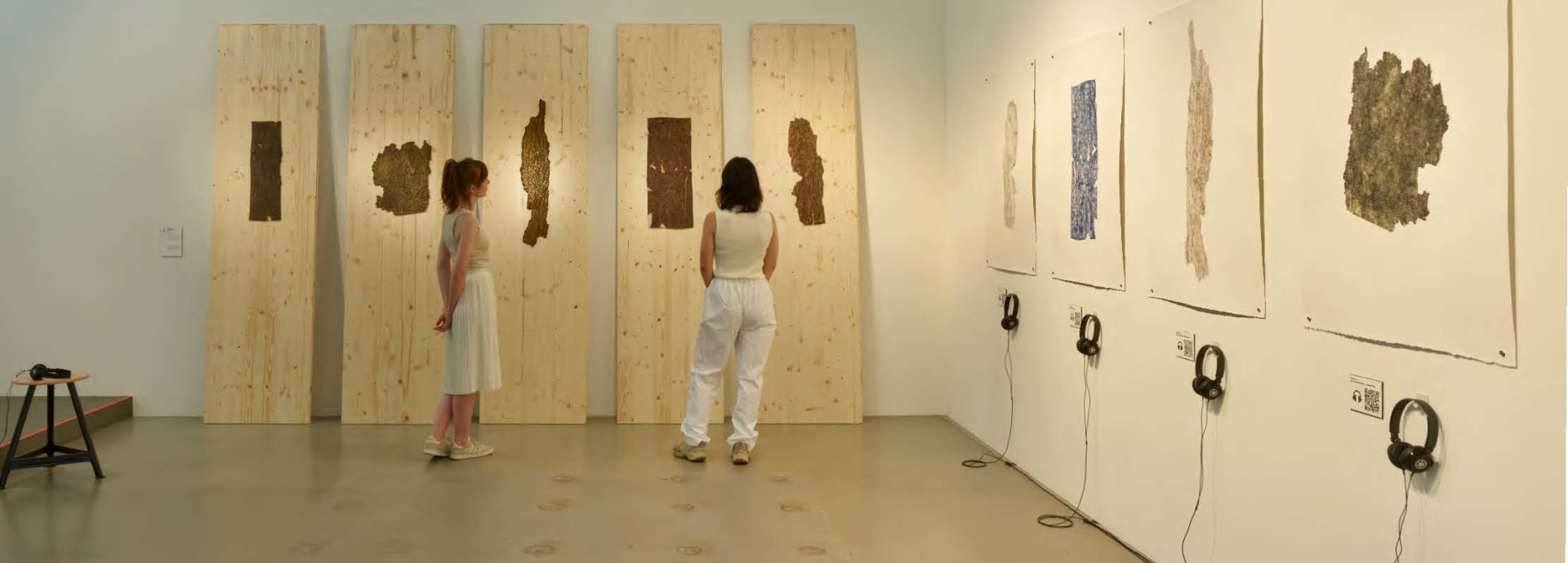 Menschen sehen eine Ausstellung an