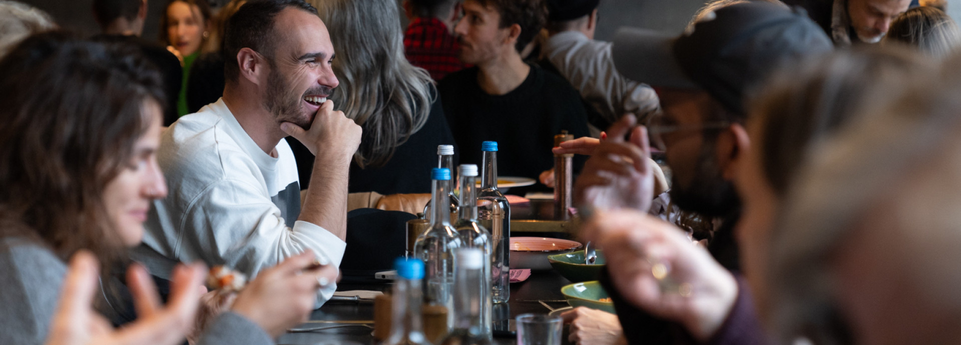 Menschen die am Tisch essen und sprechen