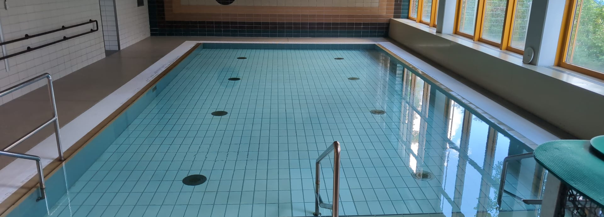 view of an indoor swimming pool
