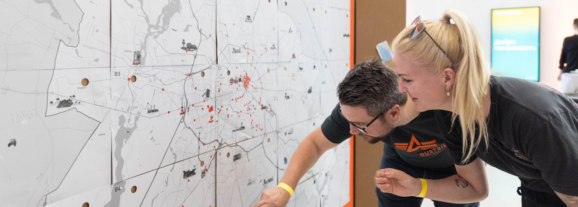 Personen an einer Karte von "Deine emotionale Stadt"