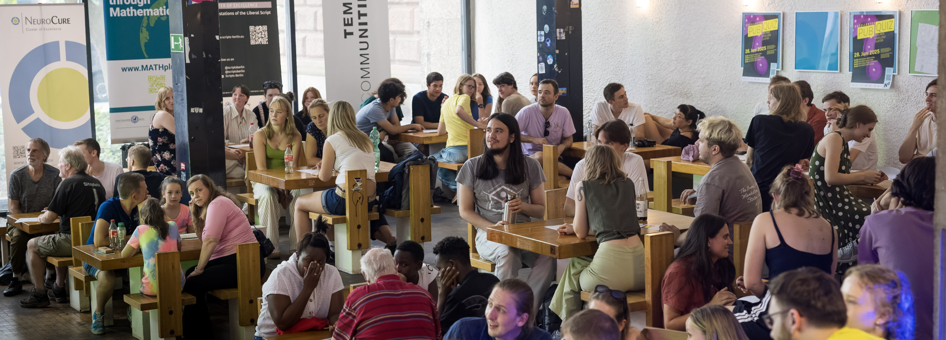 Teilnehmer*innen lösen Fragen beim exzellenten Pub-Quiz