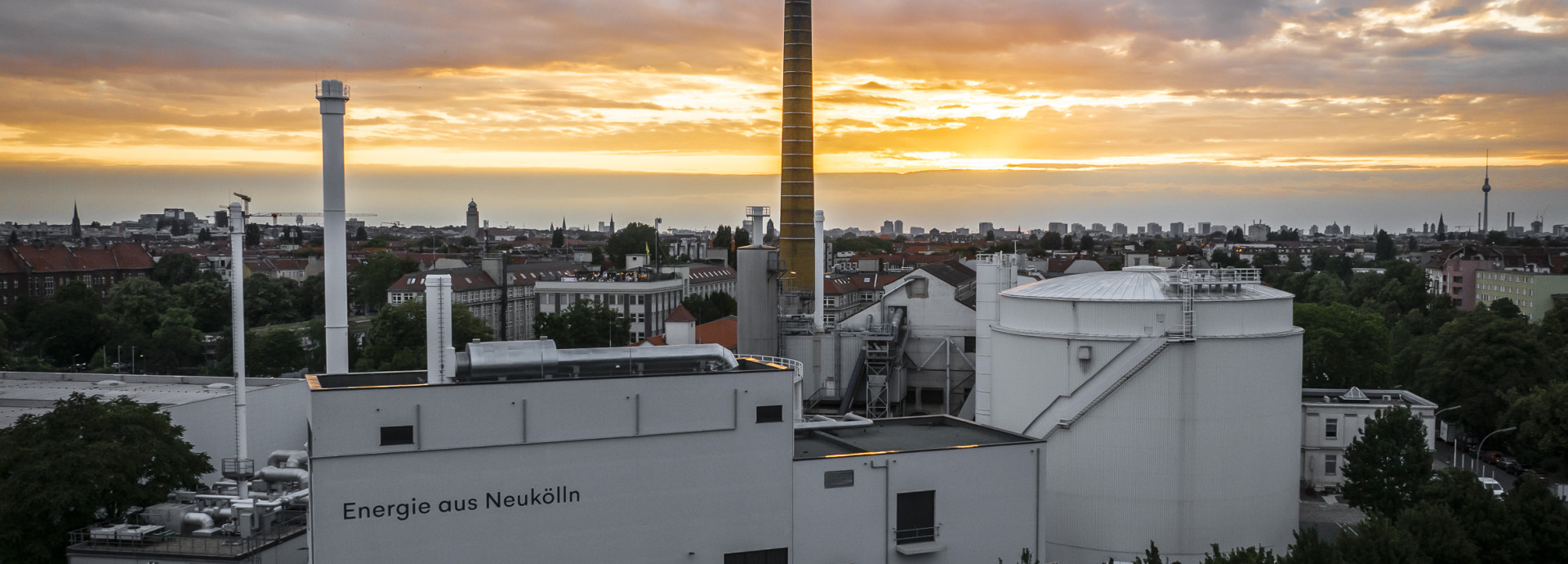 Das Fernheizwerk Neukölln aus der Vogelperspektive bei Sonnenuntergang