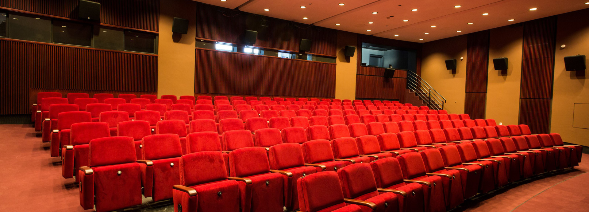 Kinosaal mit roten Sesseln