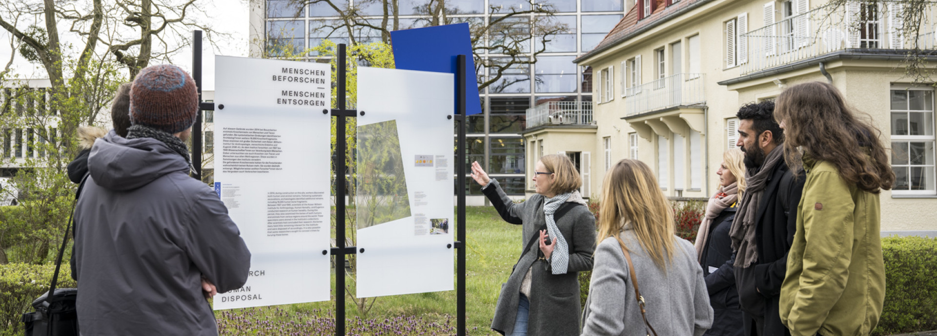 Führung einer Gruppe durch einen Guide im Außenbereich der Ausstellung