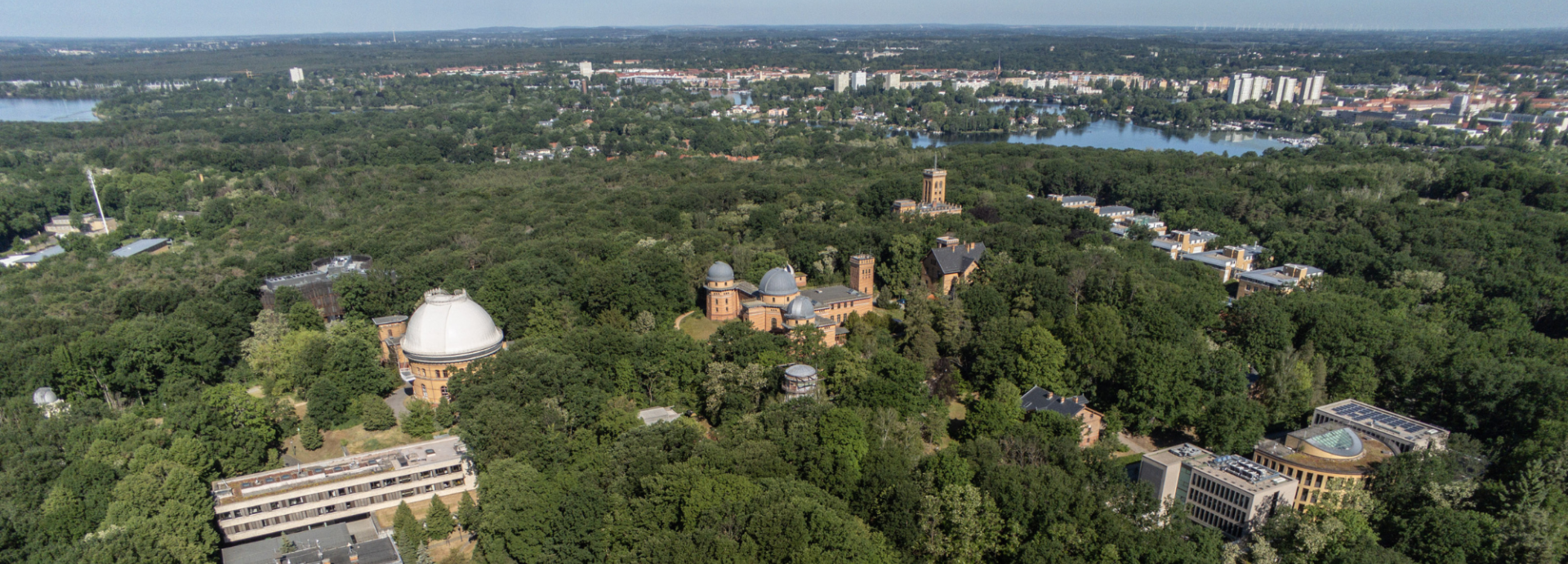 Sicht auf den Telegrafenberg in Potsdam aus einem Hubschrauber
