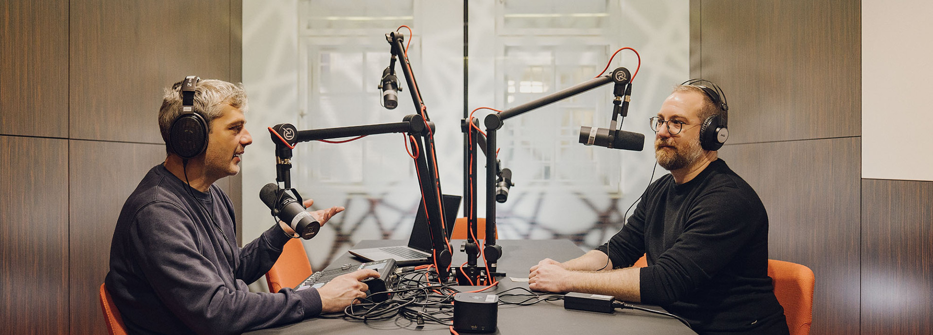Zwei Personen führen ein Interview im Podcaststudio der Staatsbibliothek