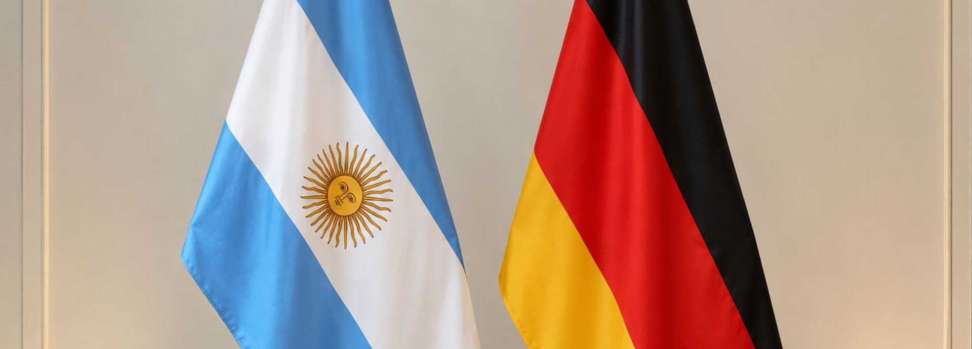 Argentine national flag alongside the German national flag/Argentinische Nationalflagge neben der deutschen Nationalflagge