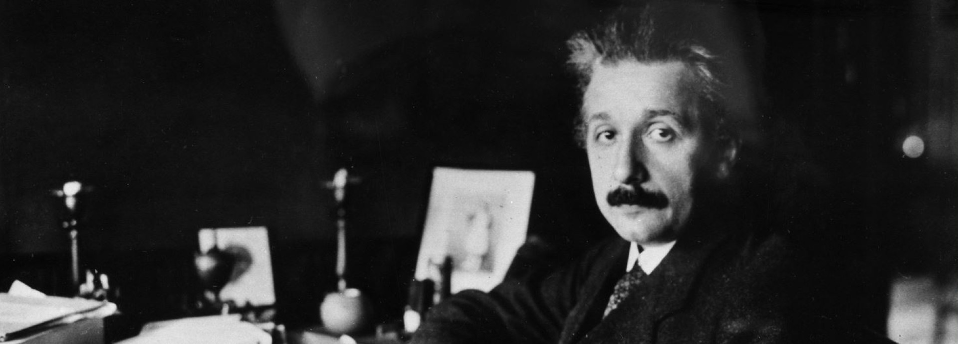 Einstein am Schreibtisch um 1920