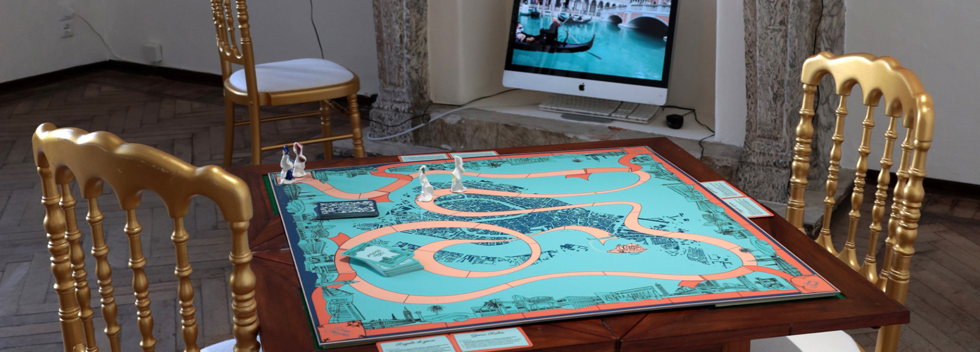 Tisch mit Spielbrett