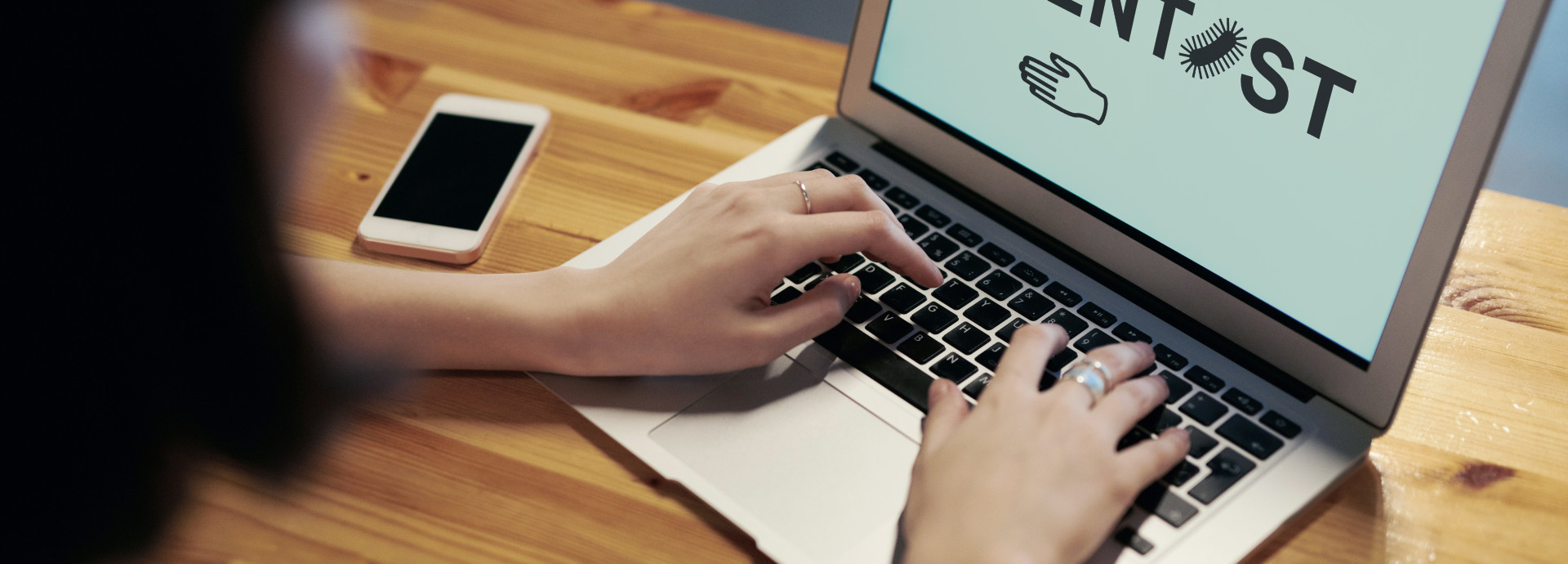 Das Foto zeigt ein Bild eines Laptops mit dem Hinweis auf Book a Scientist