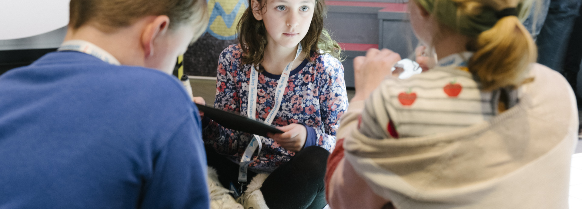 Drei Kinder in einer Workshopsituation im kids.digilab.berlin