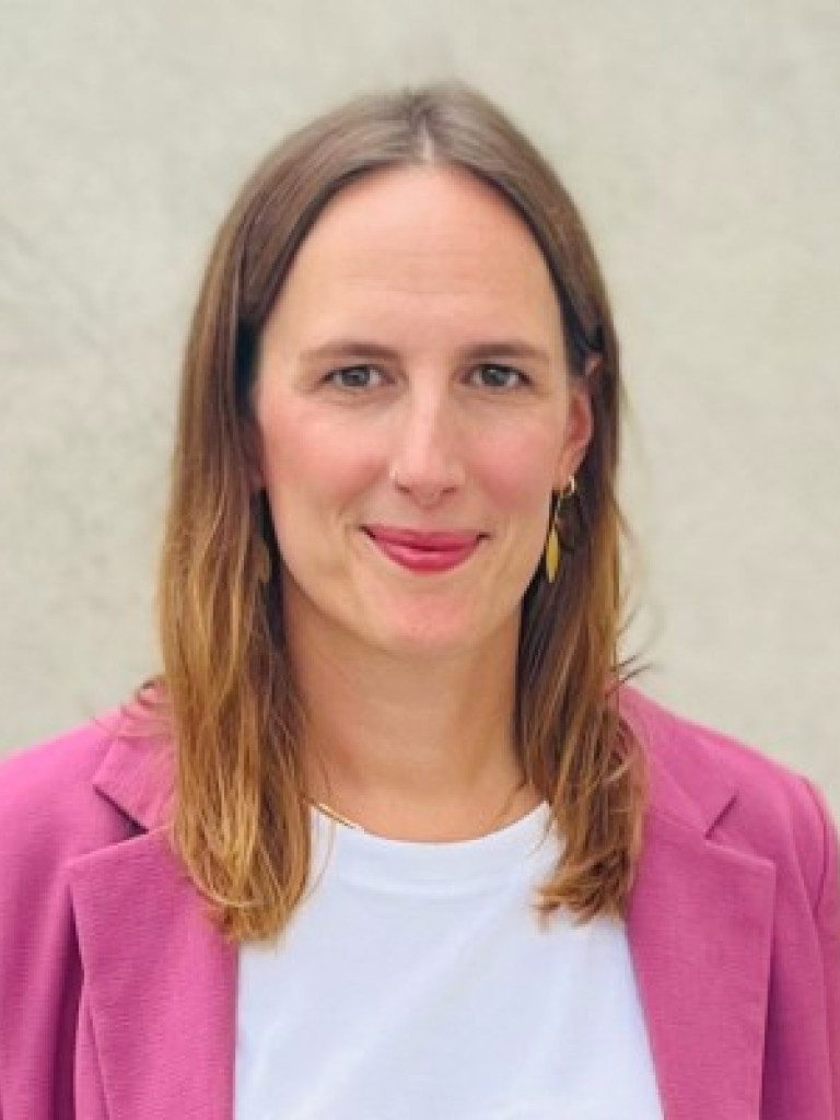 Profile picture of Johanna Sieben on a neutral background wearing white and pink