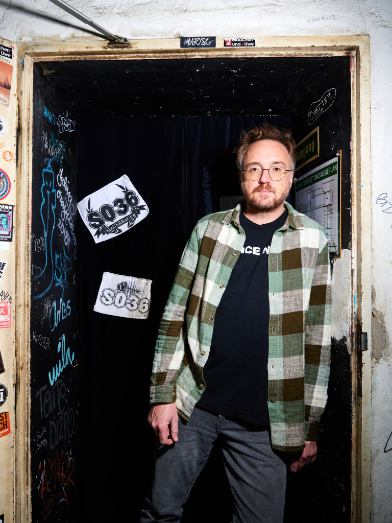 Thomas Susanka, Mitherausgeber des Magazins Science Notes, steht vor der Tür des Berliner Clubs SO36.