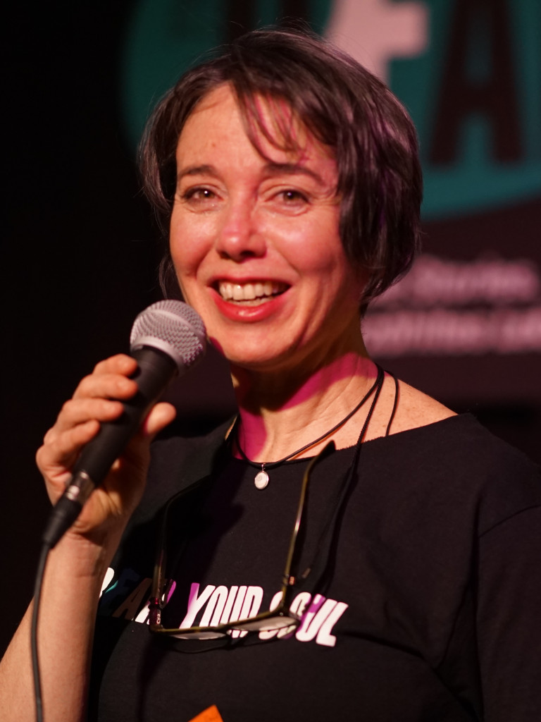 Portrait of Dyane Neiman on stage at THE bEAR - true stories. told live. berlin.