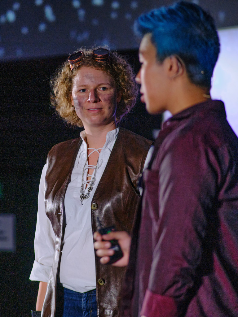 Jana Heysel und Tien-Son Nguyen von der Physikshow bei einer Aufführung des Physikshow-Musicals