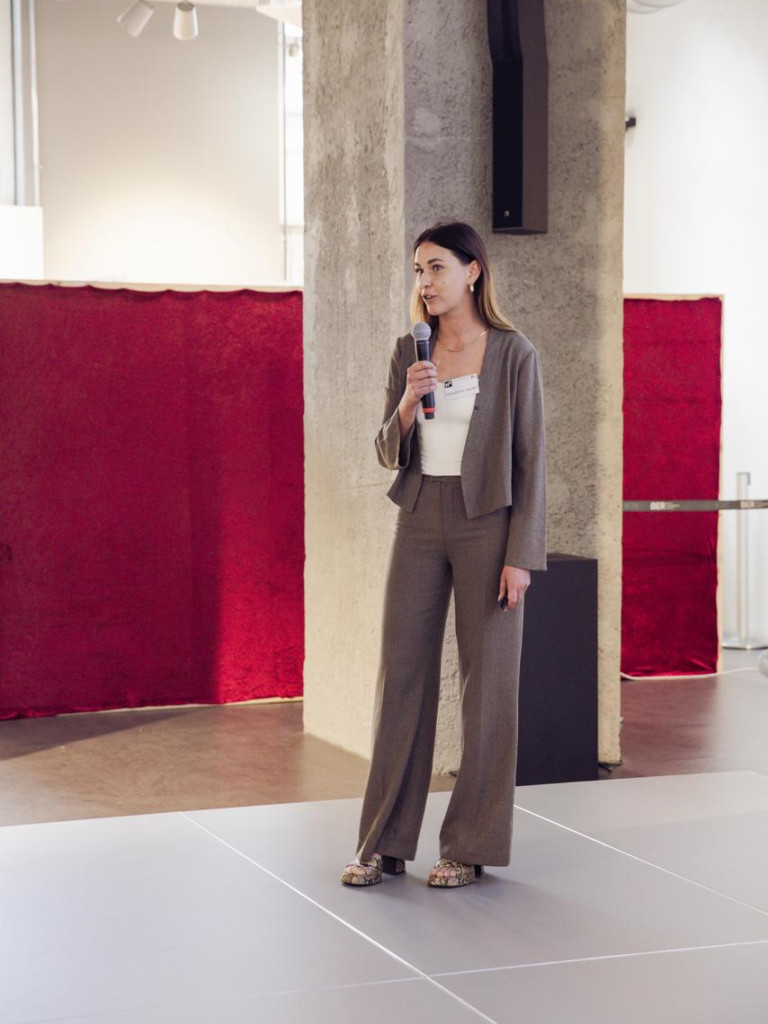 Picture of the speaker on a venue 