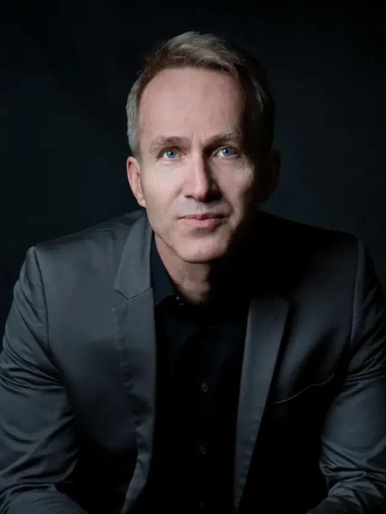 Portrait of lecturer Henrik Jungaberle, sitting on a chair