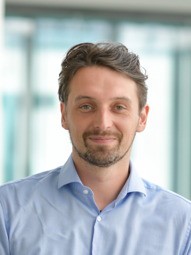 Men mit Bart und blaues Hemd