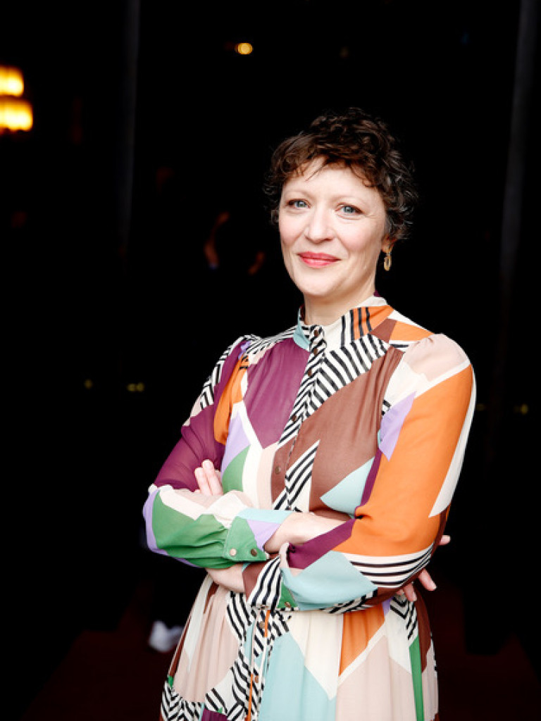 Frau mit kurzen Haaren und bunten Kleid