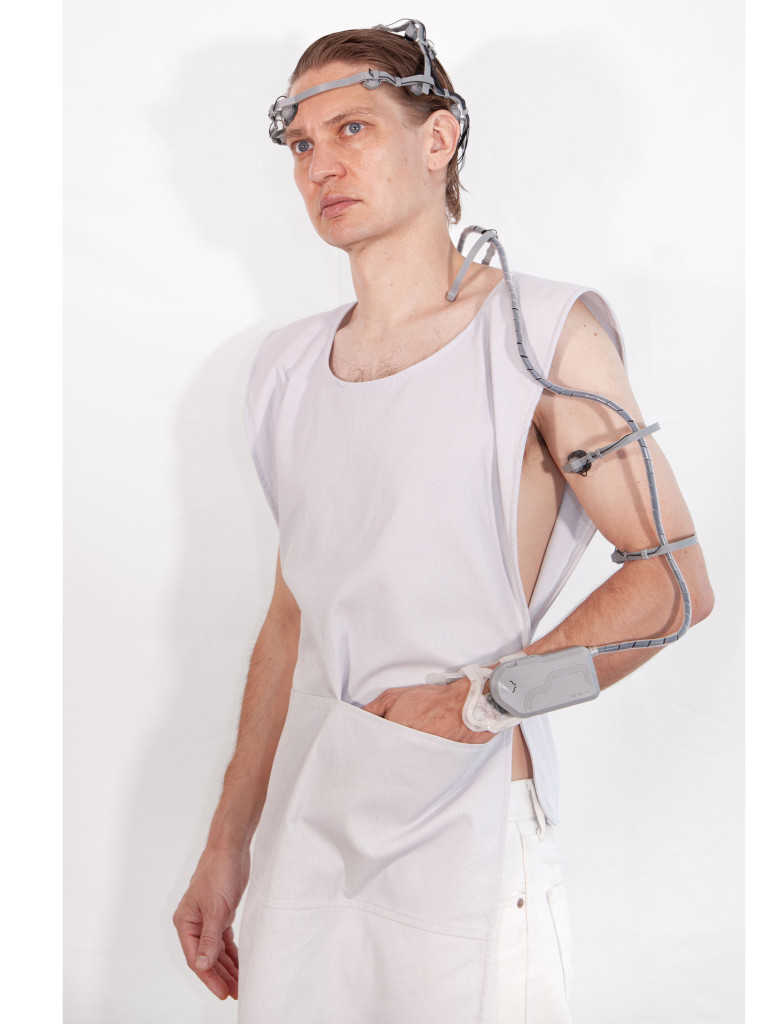 Maciej Chmara wearing his Neuro-Cooking device