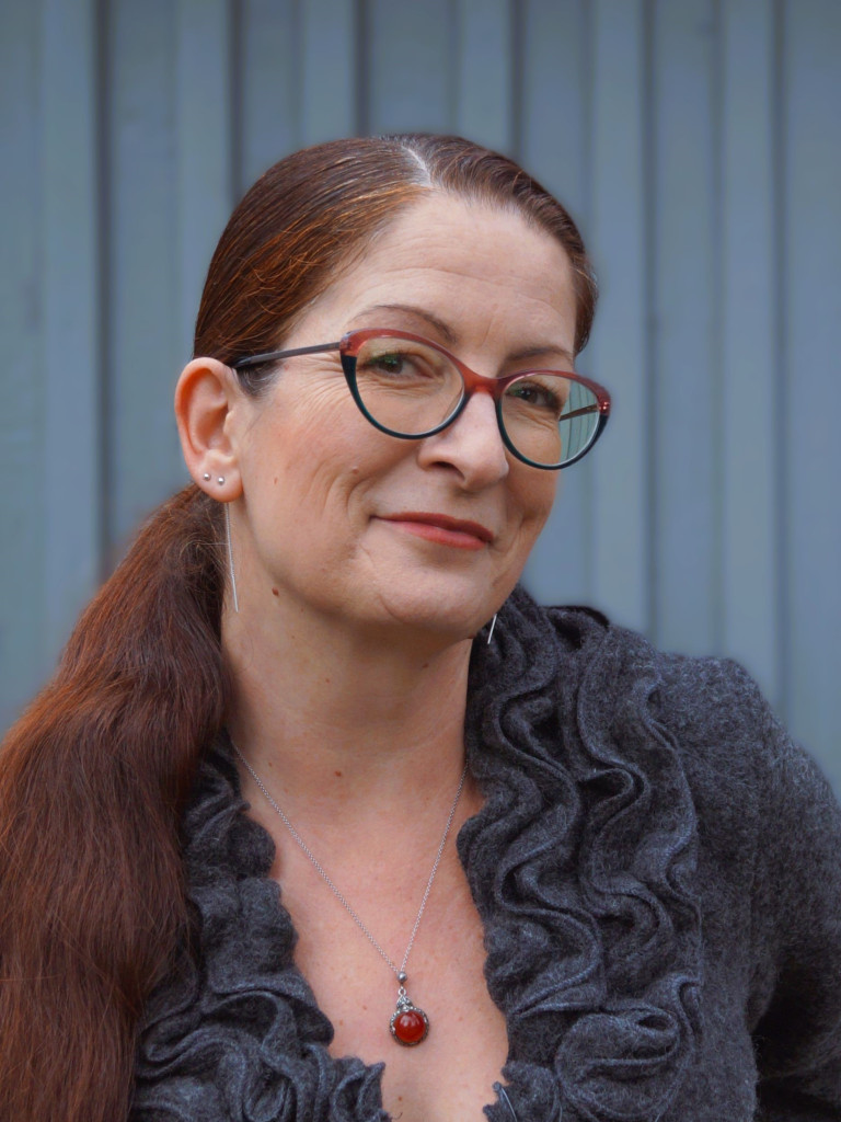 Portrait einer Frau vor blauem Hintergrund