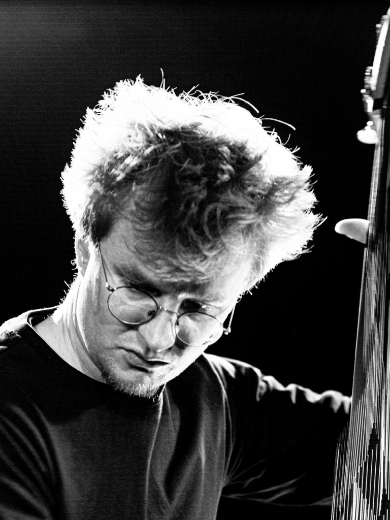 the picture shows the musician at his instrument from torso up