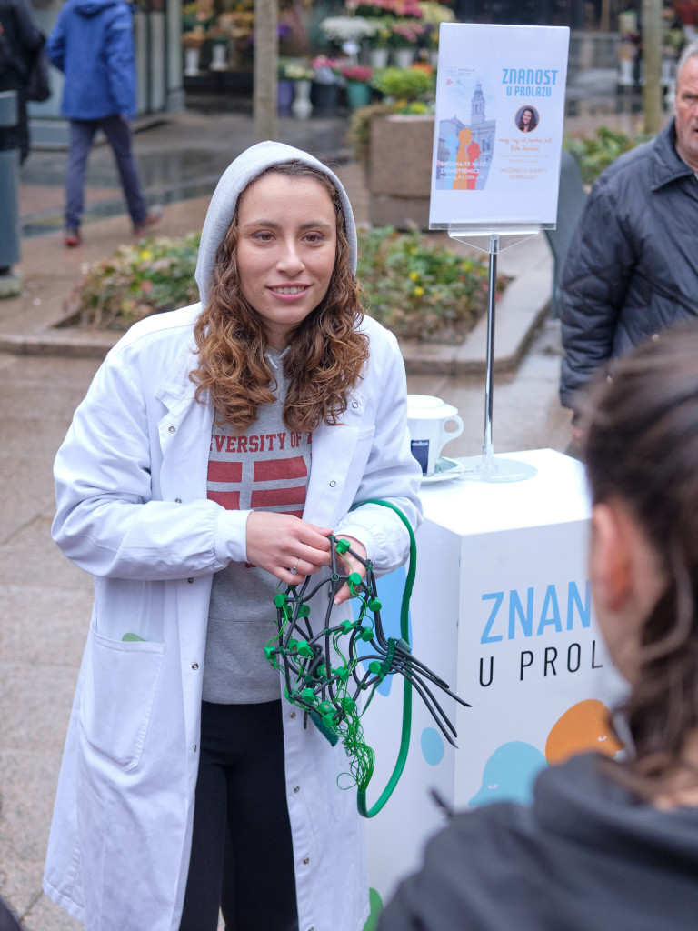 Eda Jovičić engaging with citizens during an outdoor Znanost u prolazu science communication event in Zagreb in 2024.