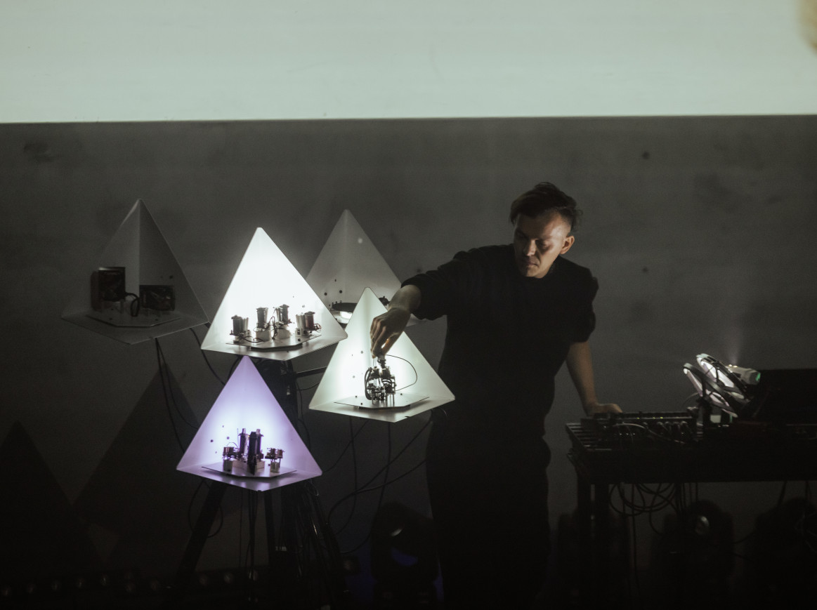 A man performing with robotics