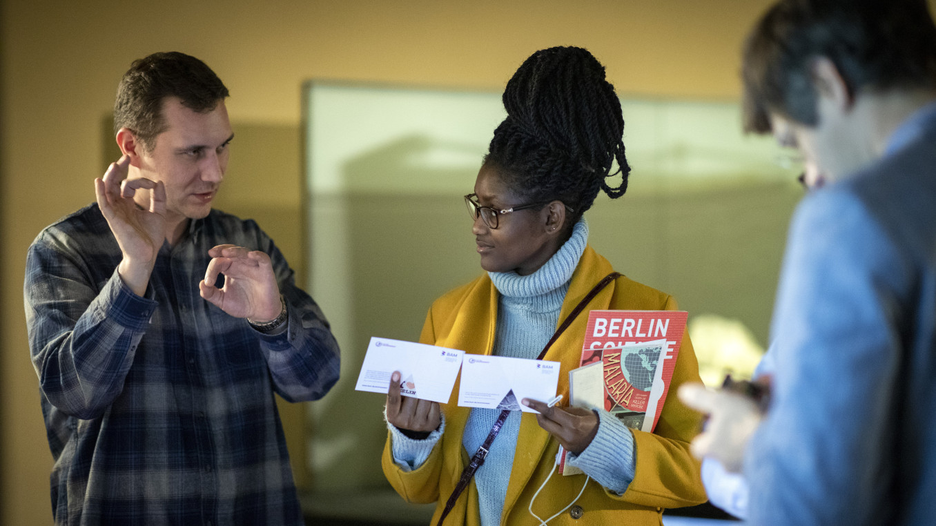 Drei Personen tauschen sich auf dem Berlin Science Week Campus aus