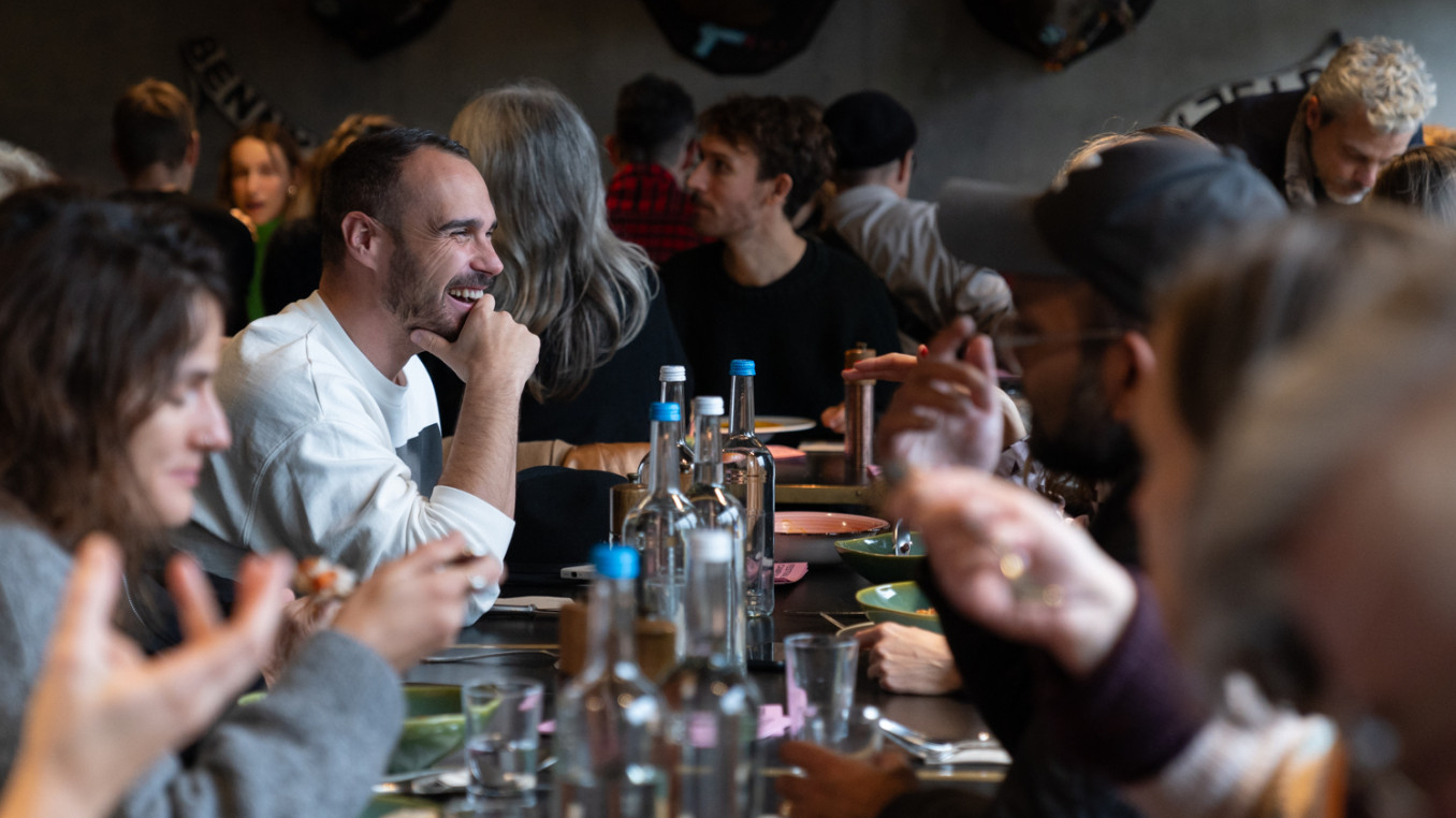 Menschen die am Tisch essen und sprechen