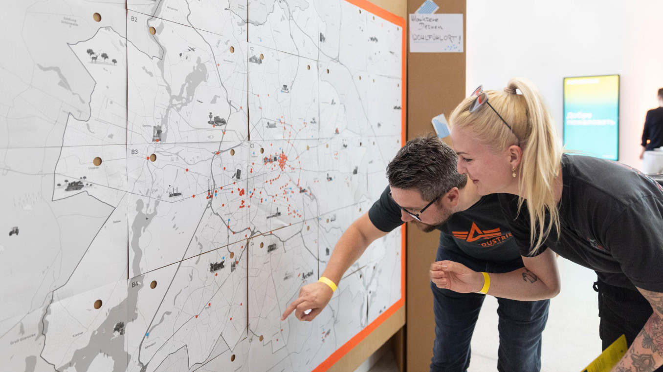 Personen an einer Karte von "Deine emotionale Stadt"